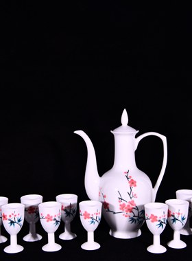 一九七五年釉下五彩梅竹双清纹酒具