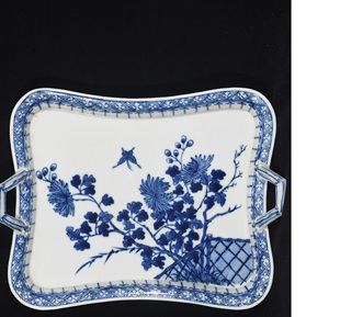 大清乾隆年制青花蝶恋花东篱菊花纹外销瓷盘