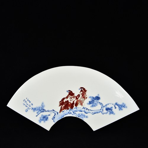 一九五四年竹溪王步画并题青花釉里红双鹰双赢图扇面瓷板画
