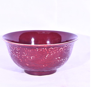 大明宣德年制宝石红釉雕刻缠枝莲穿花游龙纹宫式碗