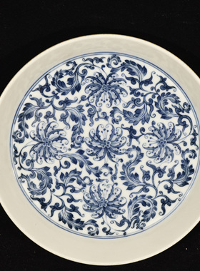 大清乾隆年呈乾堂制青花缠枝西番莲满堂锦纹茶盘笔洗