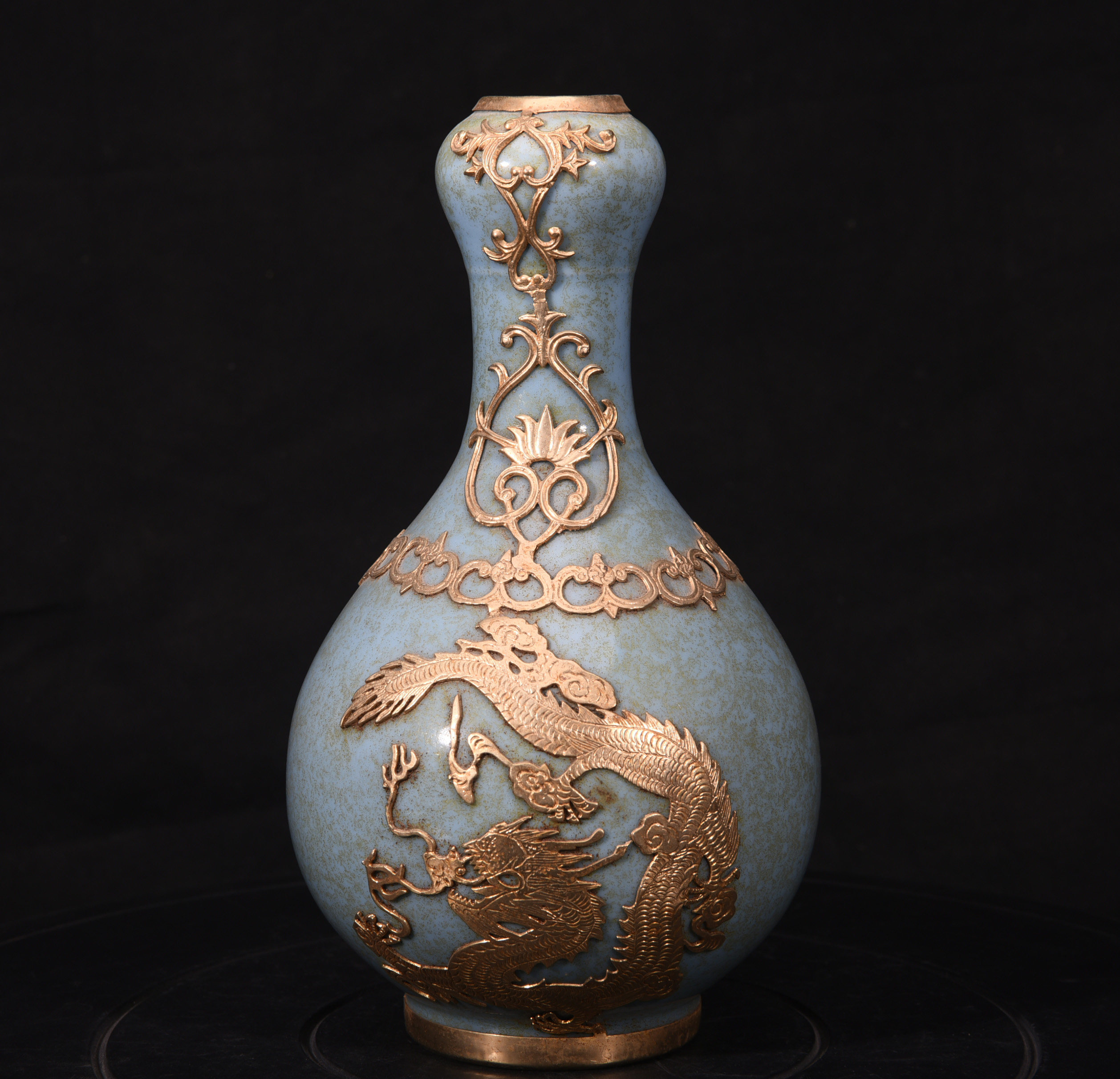 大清乾隆年制天青釉镶金饰云龙纹蒜头瓶