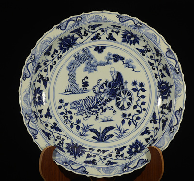 大元国至正二十五年万金青花鬼谷下山纹大盘