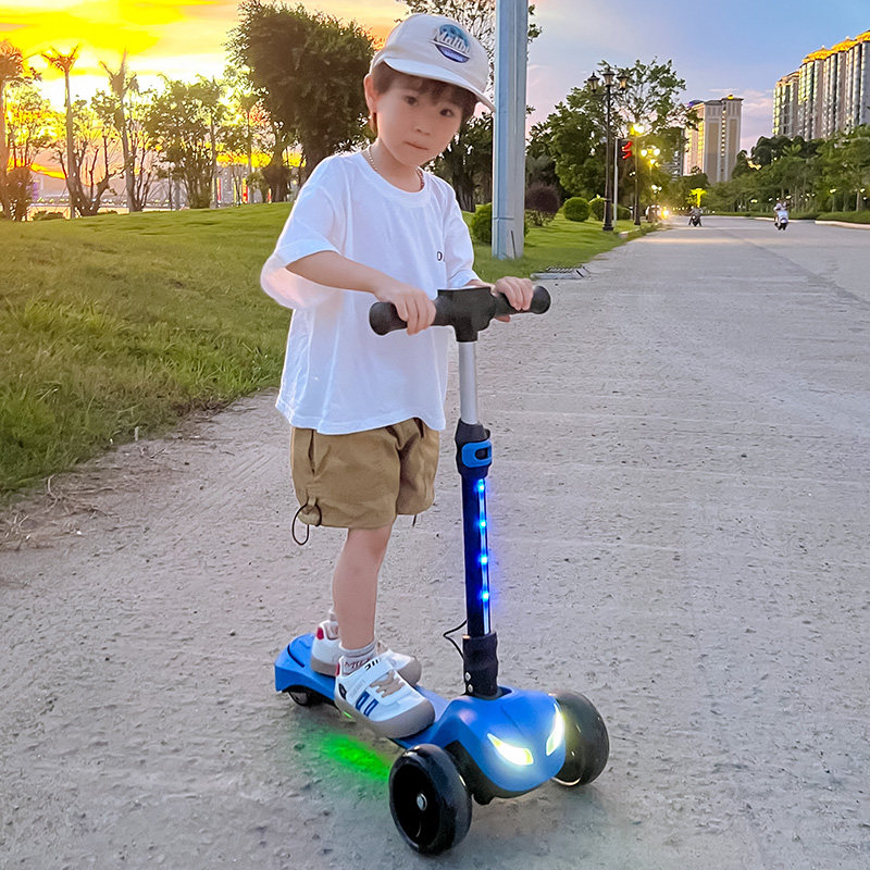 儿童电动滑板车宝宝三轮代步车学生出行踏板车景区旅游轻便小型酷