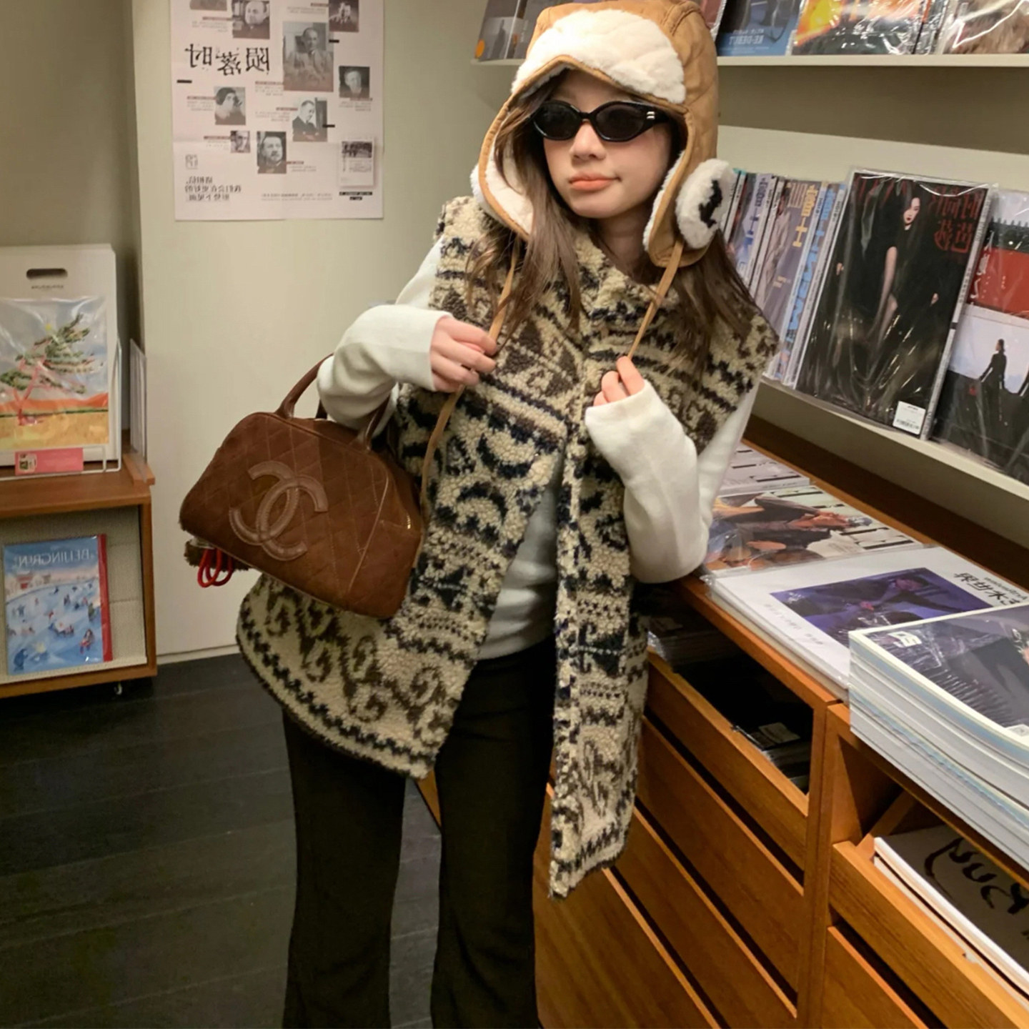羊羔毛马甲女2025秋冬新款可爱减龄毛绒绒仿皮草连帽加厚无袖外套