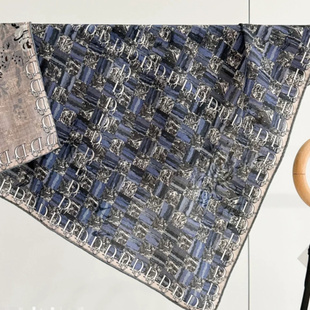 真丝羊毛双面D字母双面印花65cm披肩丝毛四季百搭真丝羊毛中方巾