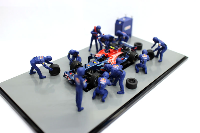 1/43红牛F1方程式赛车人偶摆件