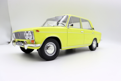 T9合金车1/18 LADA 2103 拉达1P500轿车汽车模型80年代经典摆件