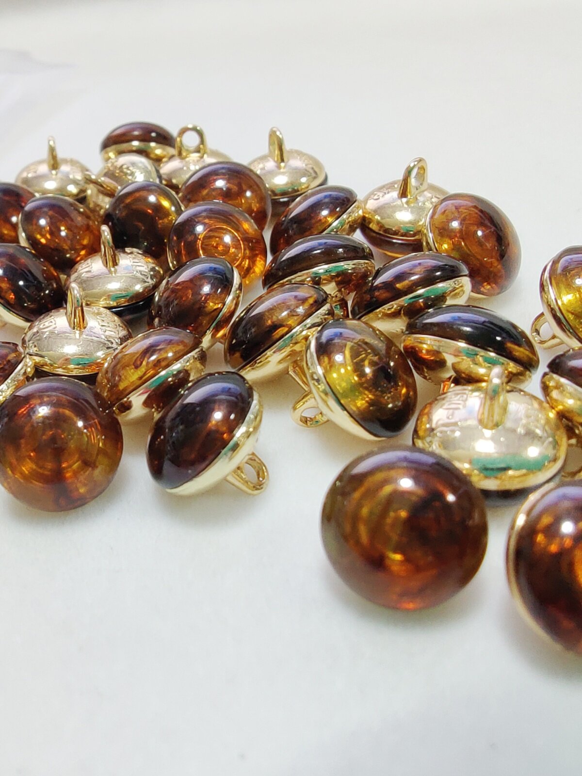 작은 향기로운 스타일의 고양이 눈 단추 셔츠 금속 단추 스웨터 둥근 올 매치 단추 작은 단추로 장식된 진주 빛 흰색 셔츠