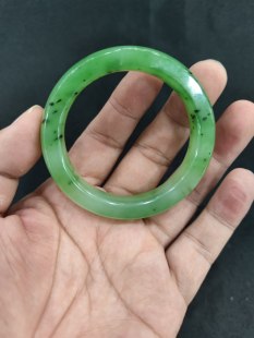 乌兰海碧玉手镯果绿猕猴桃手镯轮胎款手镯无裂无纹53圈口