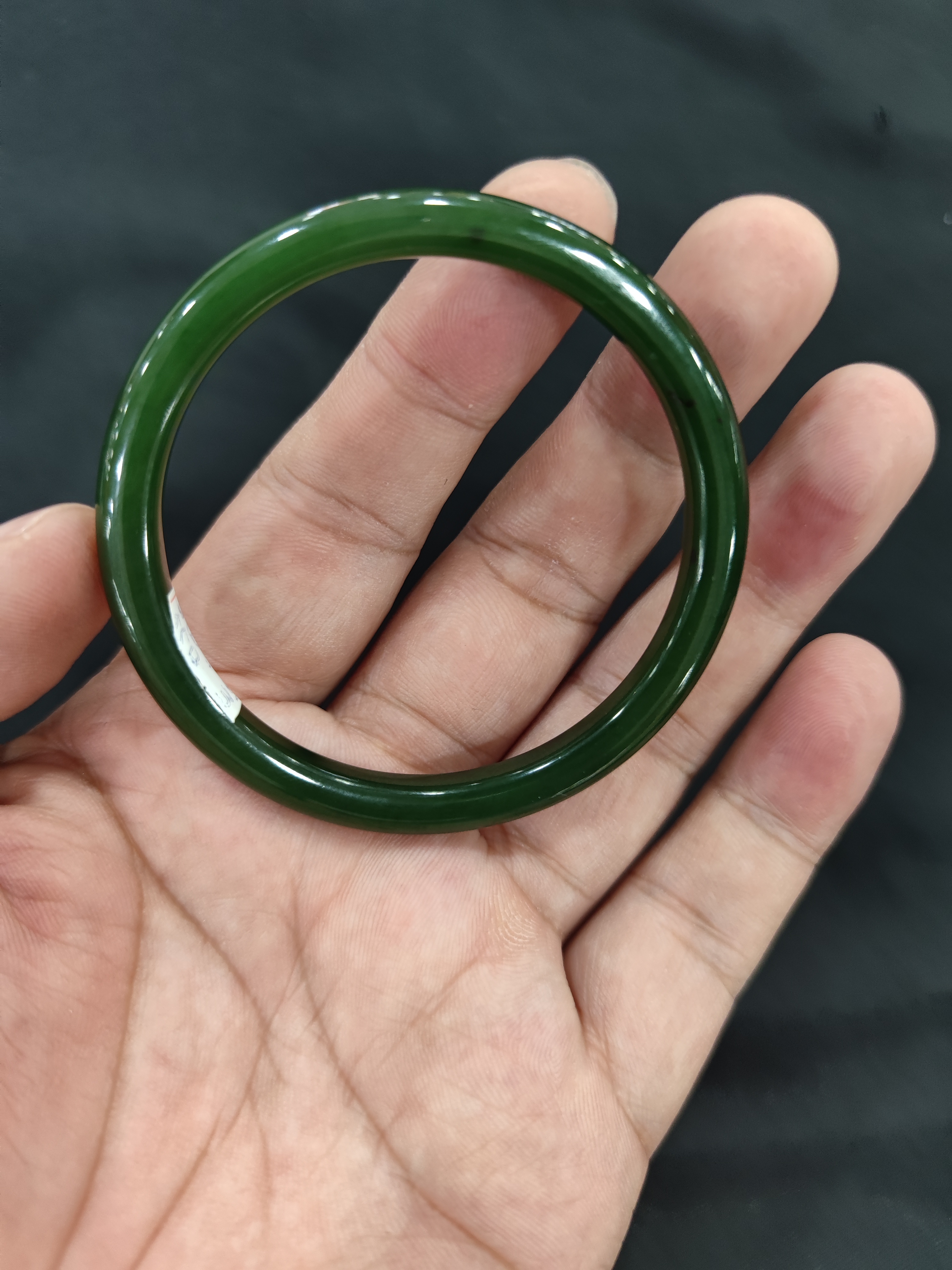 和田碧玉手镯冰底菠菜绿满色老料细条手镯无裂无纹质地细腻55圈口