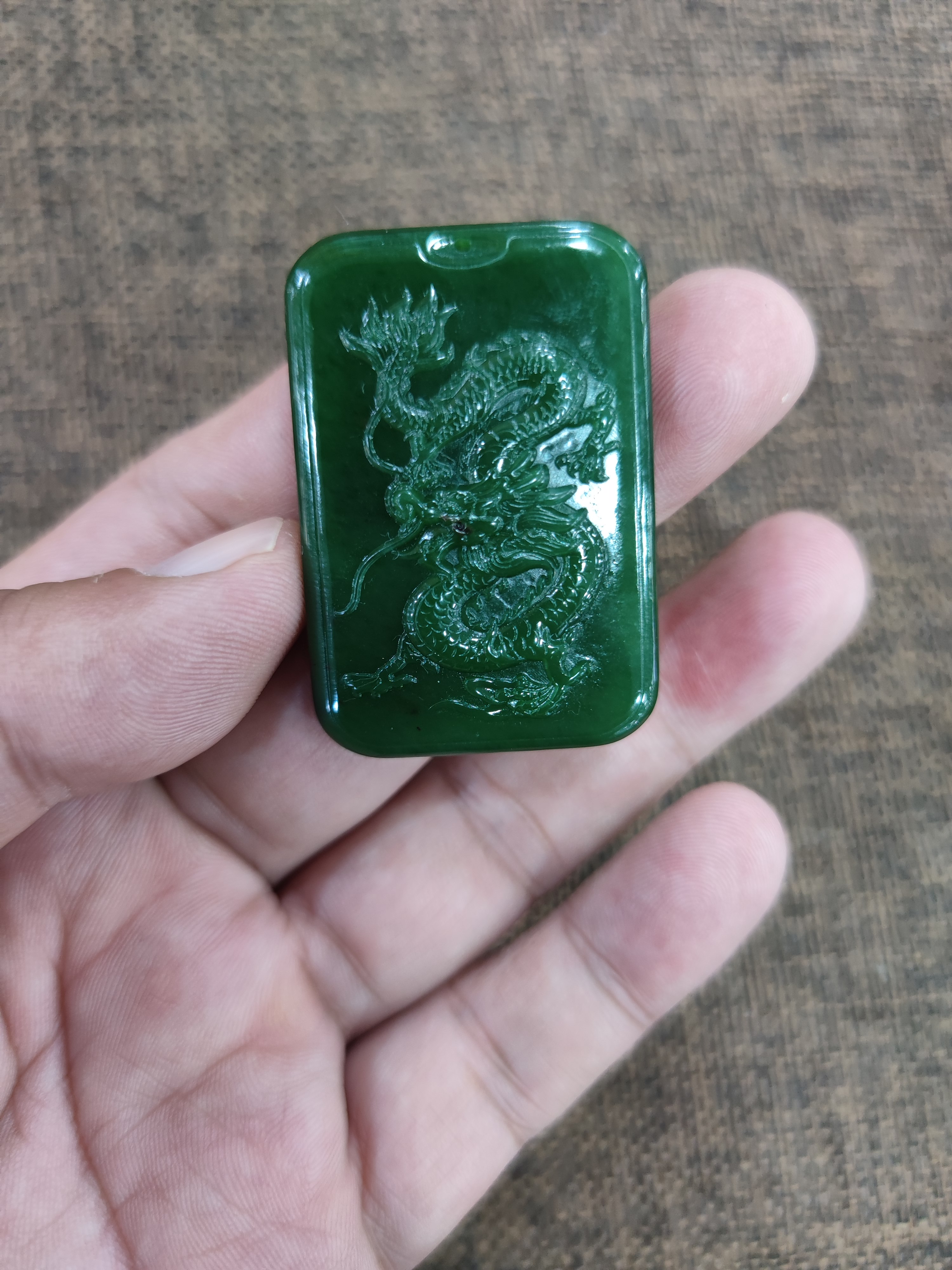 和田碧玉龙牌冰底菠菜绿满色龙牌吊坠无裂无纹无黑质地细腻圆润