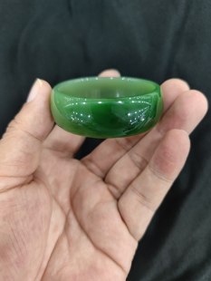 手镯质细腻圆润50圈口 和田碧玉手镯菠菜绿白加绿手镯玉宽版