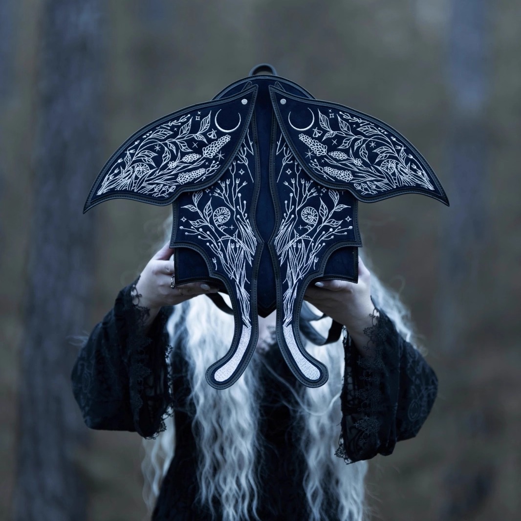 东欧RESTYLE暗黑哥特亚文化UMBRA NOCTIS MOTH夜影蛾刺绣双肩包