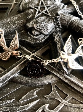 英国Alchemy Gothic P841 Love Returns吾爱回归哥特燕子玫瑰项链