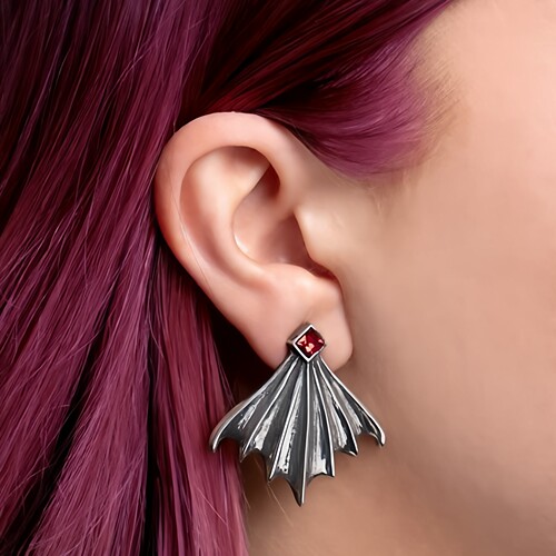 Alchemy Gothic E484 NIGHTTIME“夜间”红色水晶镶嵌蝙蝠翼耳环