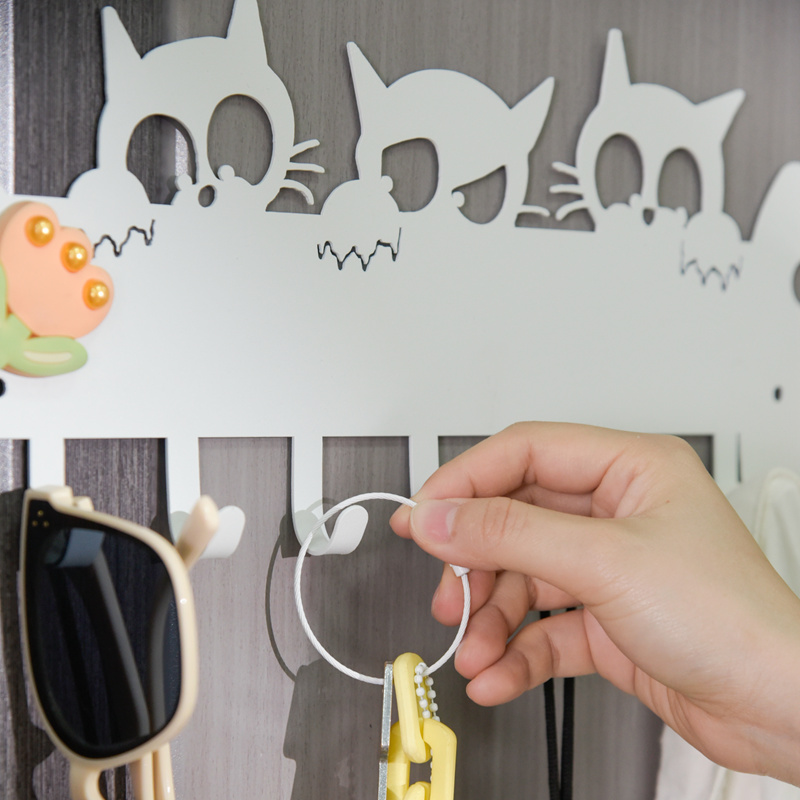 磁吸门后猫咪挂钩一排