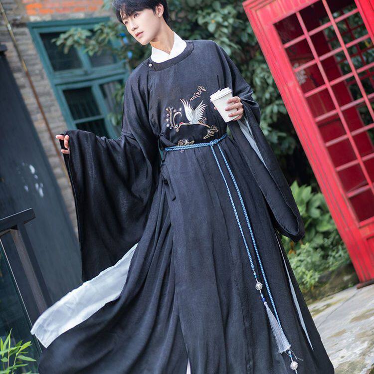 원래 HANFU 디자인 일반 둥근 목 가운 남성과 여성을 위한 동일한 스타일 중국 스타일의 고대 의상 자수 일일 커플 스타일 가을 겨울 의류