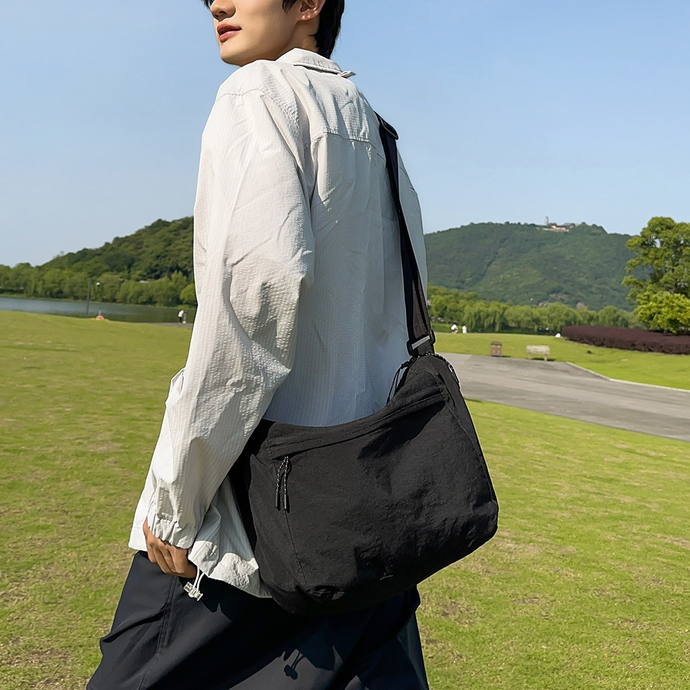 斜挎包男2025新款潮牌运动挎包百搭男女包大容量单肩包男包日系包,箱包皮具/热销女包/男包,男士包袋,淘宝优惠券,粉丝福利购,淘宝优惠卷