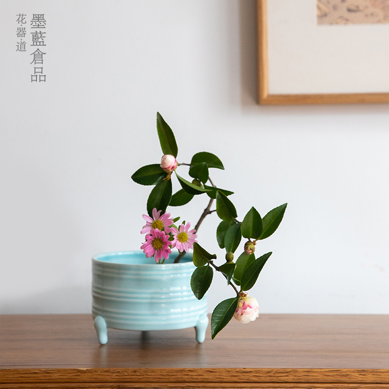 陶瓷三足香炉造型光滑釉面摆件