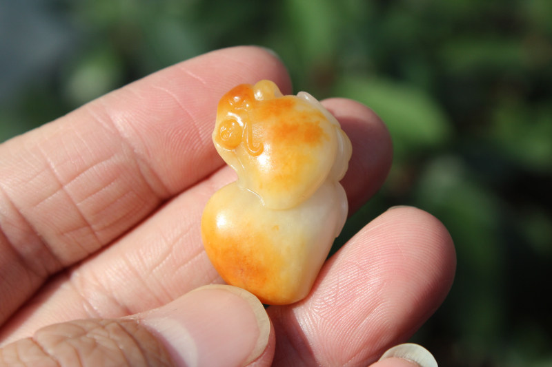 新疆和田玉籽料小挂件吊坠项手链牌苏工灵猴献寿红皮白肉双桃