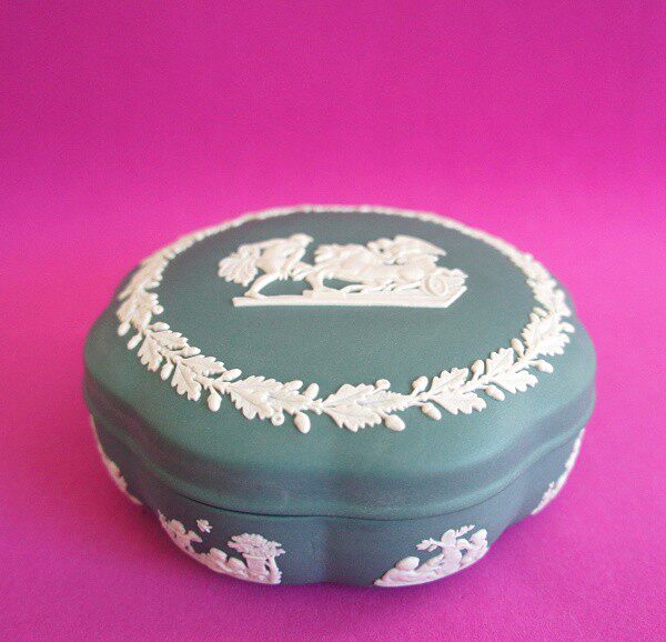 西洋收藏品英国奢瓷 1984年份WEDGWOOD希腊神话碧玉浮雕首饰盒
