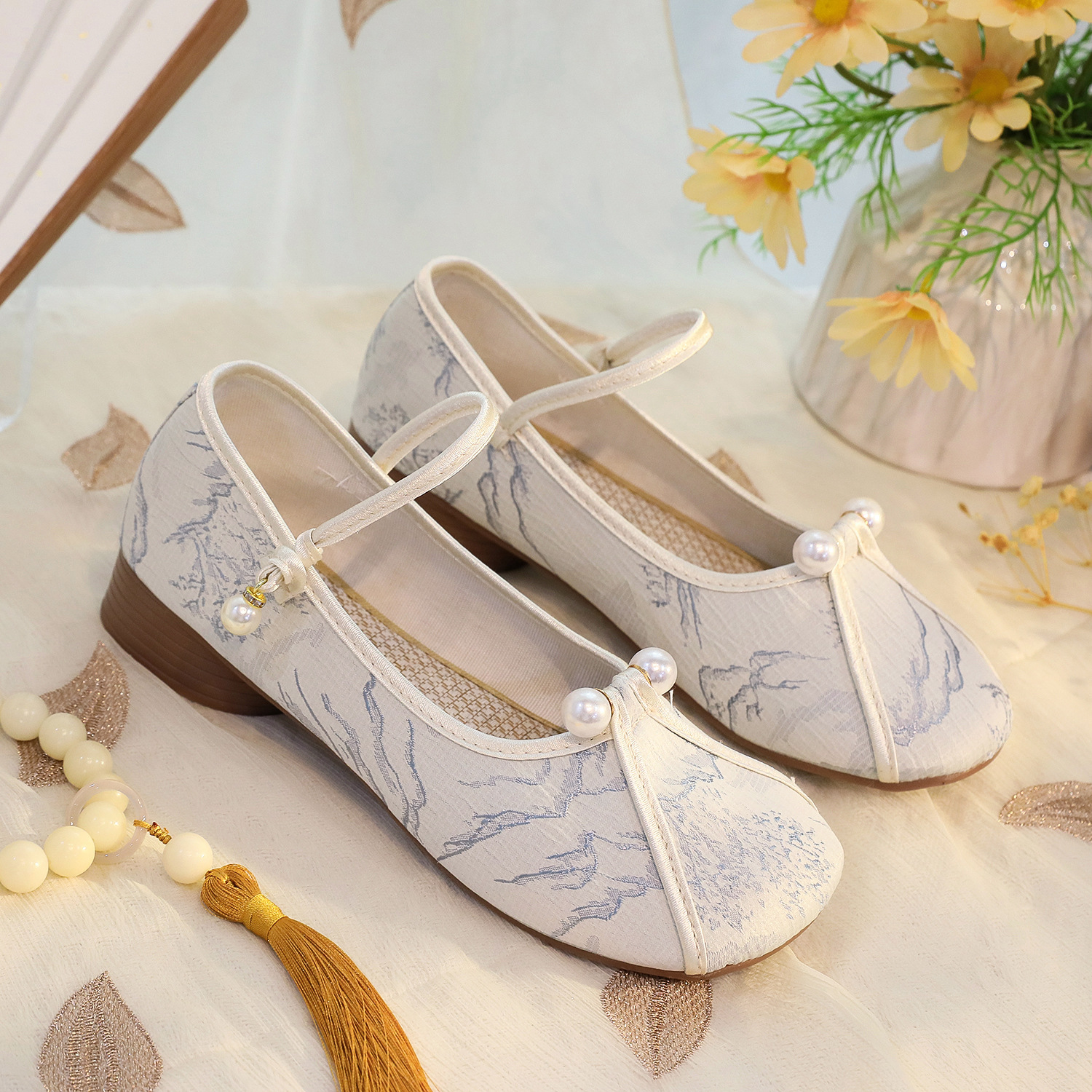 新款女生休闲鞋低跟搭配旗袍汉服鞋子民族风搭扣单鞋国风简约气质