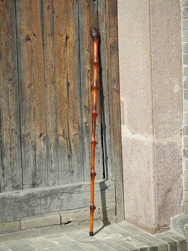 Большой лак -бамбуковый корневой костыль, поднимающий анти -ккидские слухи, слухи о пожилые люди, походы мангостины, бамбуковая трость