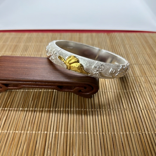 三寸天堂 原创设计立体浮雕玉兰花镶嵌金蝴蝶 满雕 999足银手镯