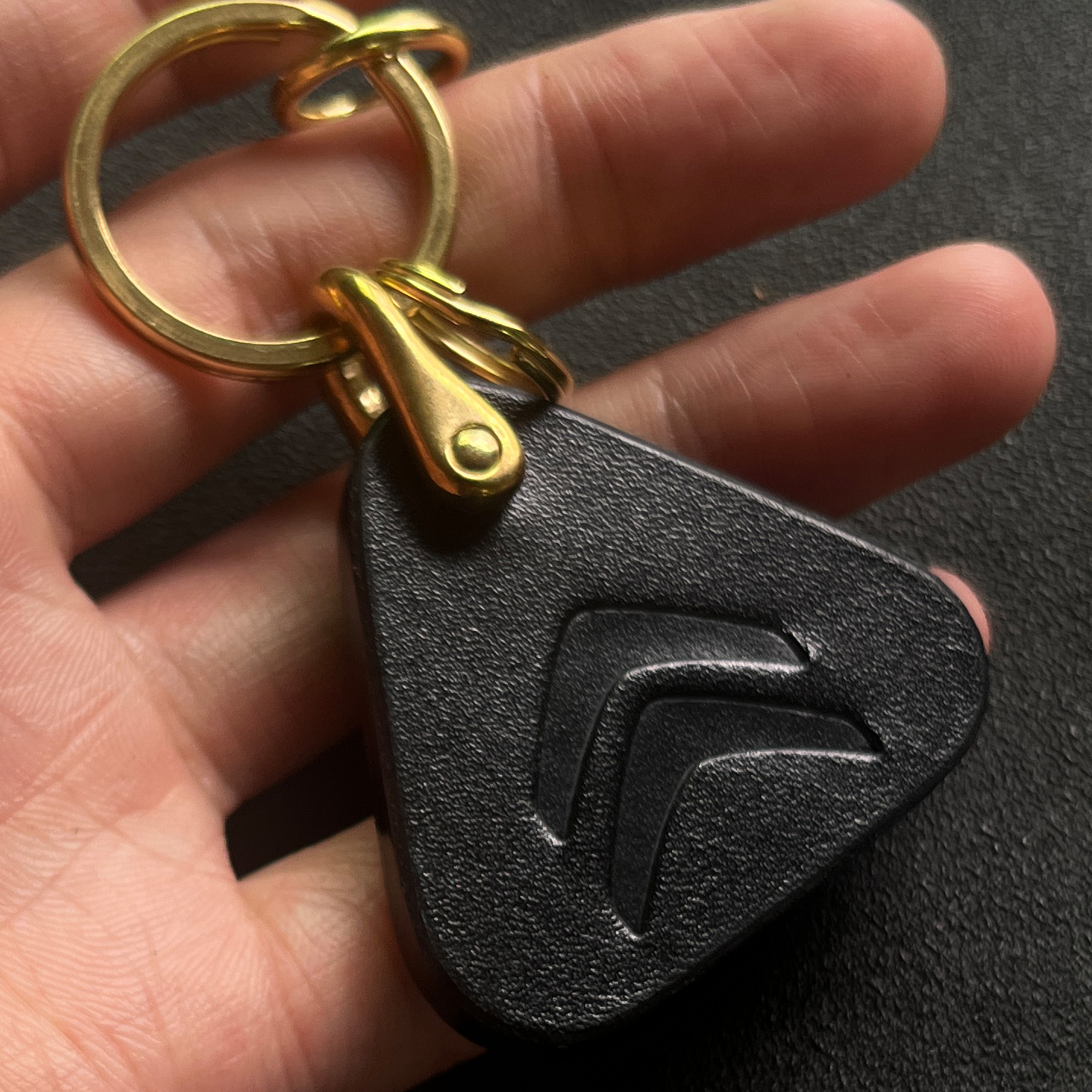 适用雪铁龙汽车钥匙扣挂件皮牌