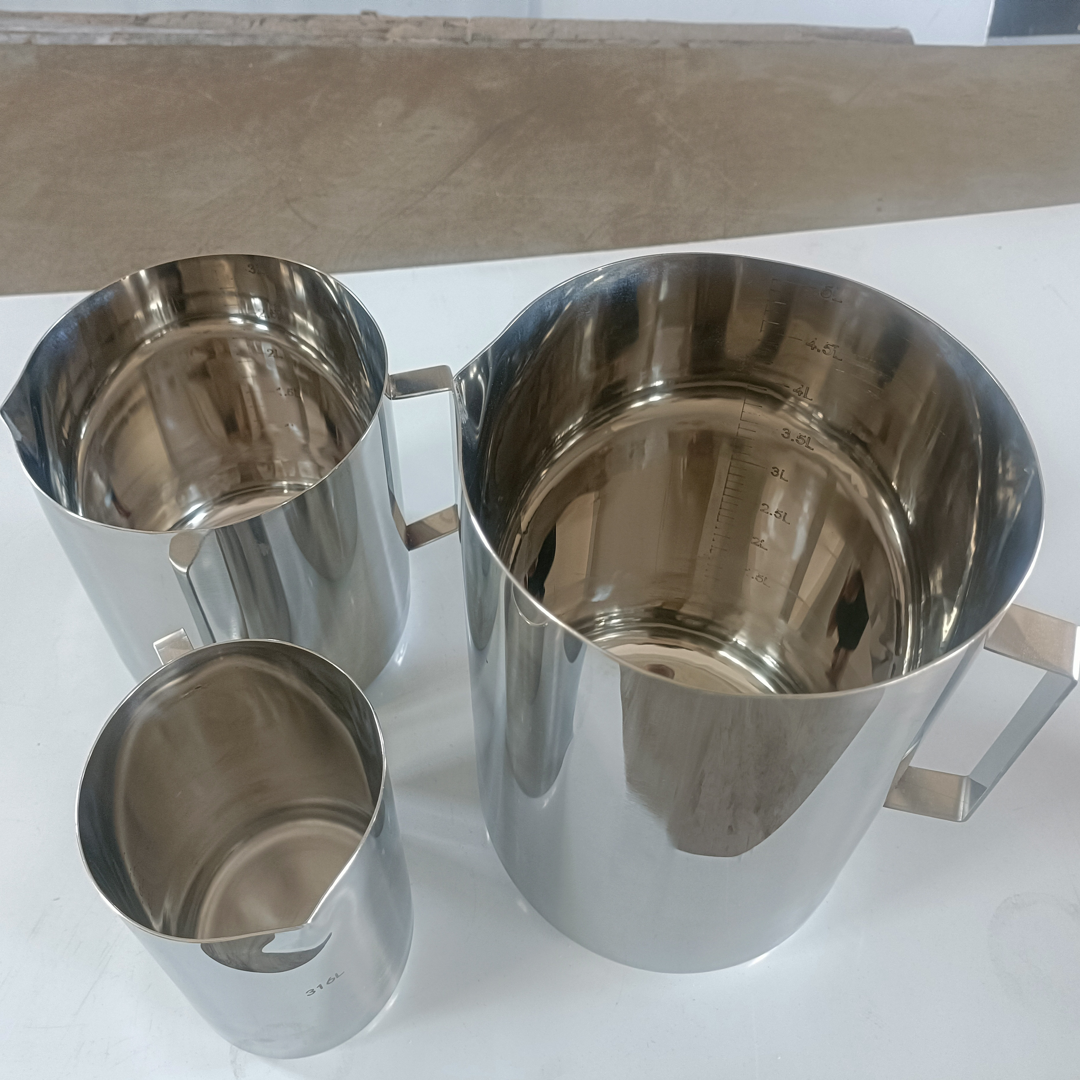 316L不锈钢量杯尖嘴刻度杯试剂取样量杯食品制药医用316量杯盖子