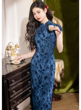 蓝色长旗袍长款新中式女宝蓝年轻款无袖蚀骨连衣裙2026年新款妈妈
