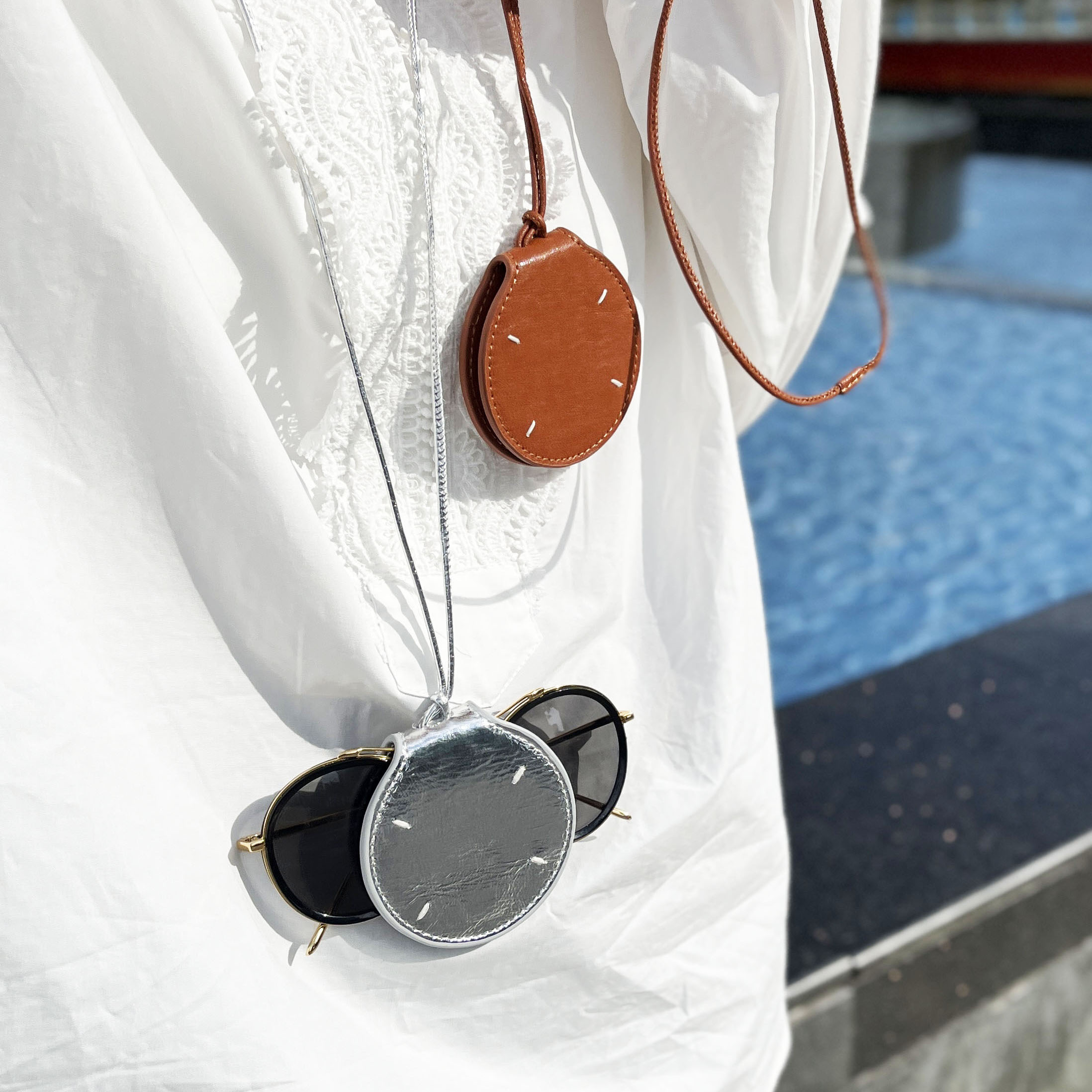 头层牛皮挂脖眼镜包时髦便捷磁吸墨镜收纳夹真皮包包挂件衣服配饰