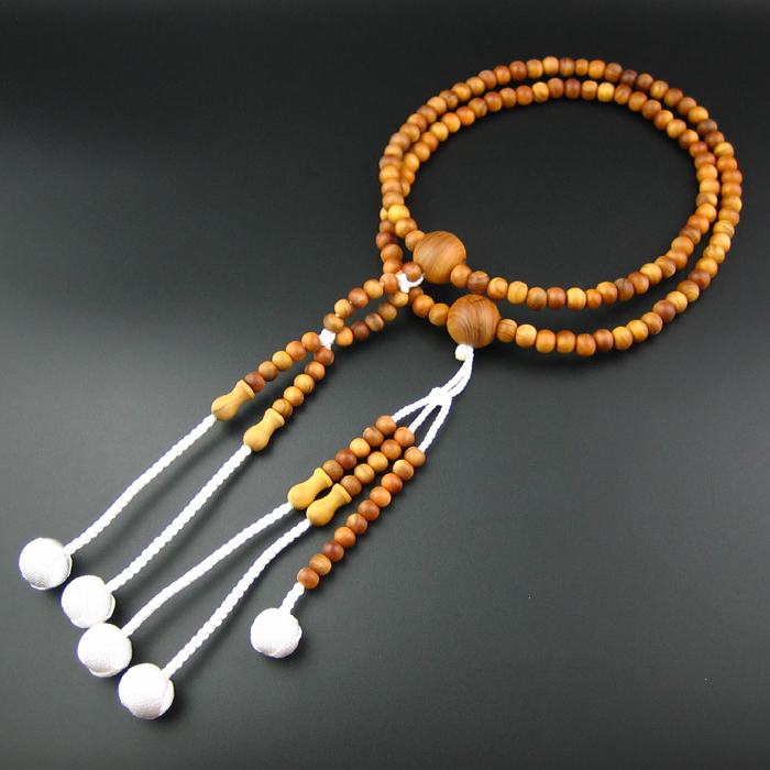 本款念珠采用日本加工进口印尼白檀檀香8mm,精心编制，香味浓郁，素雅大方。全国包邮送念珠袋