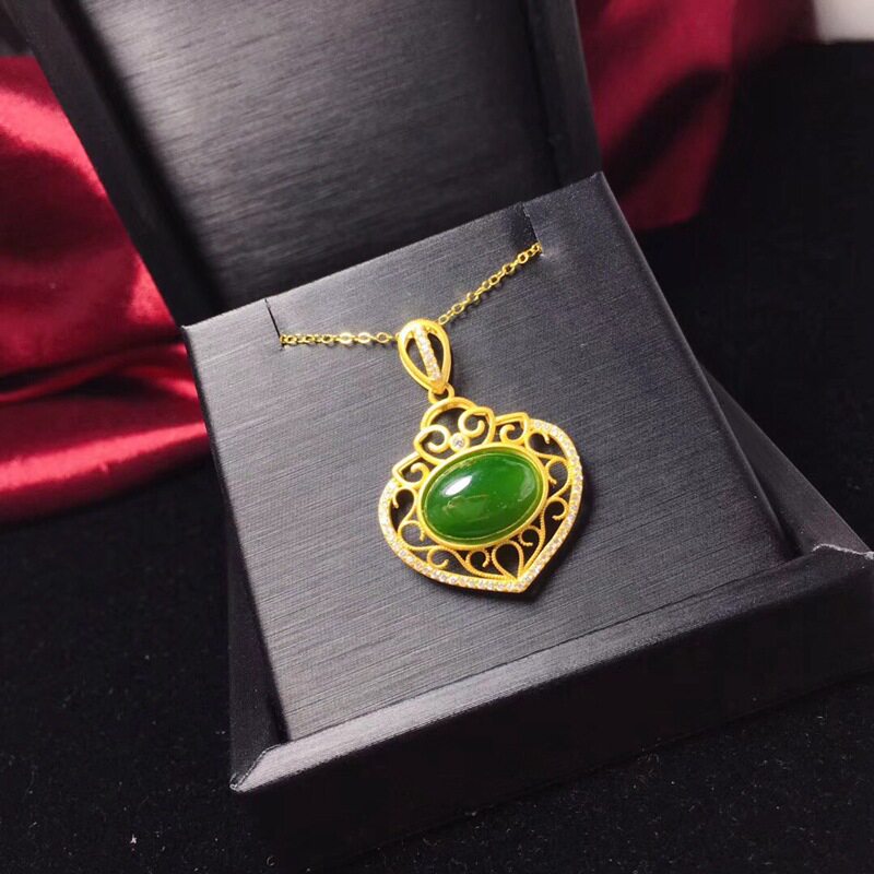 菠菜绿碧玉吊坠925银镀鎏金镶挂坠和田玉项链锁骨链黑桃形配饰