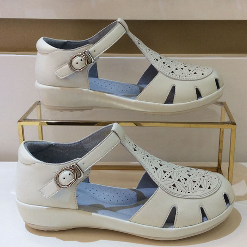 哈森休闲百搭包跟打孔透气女凉鞋