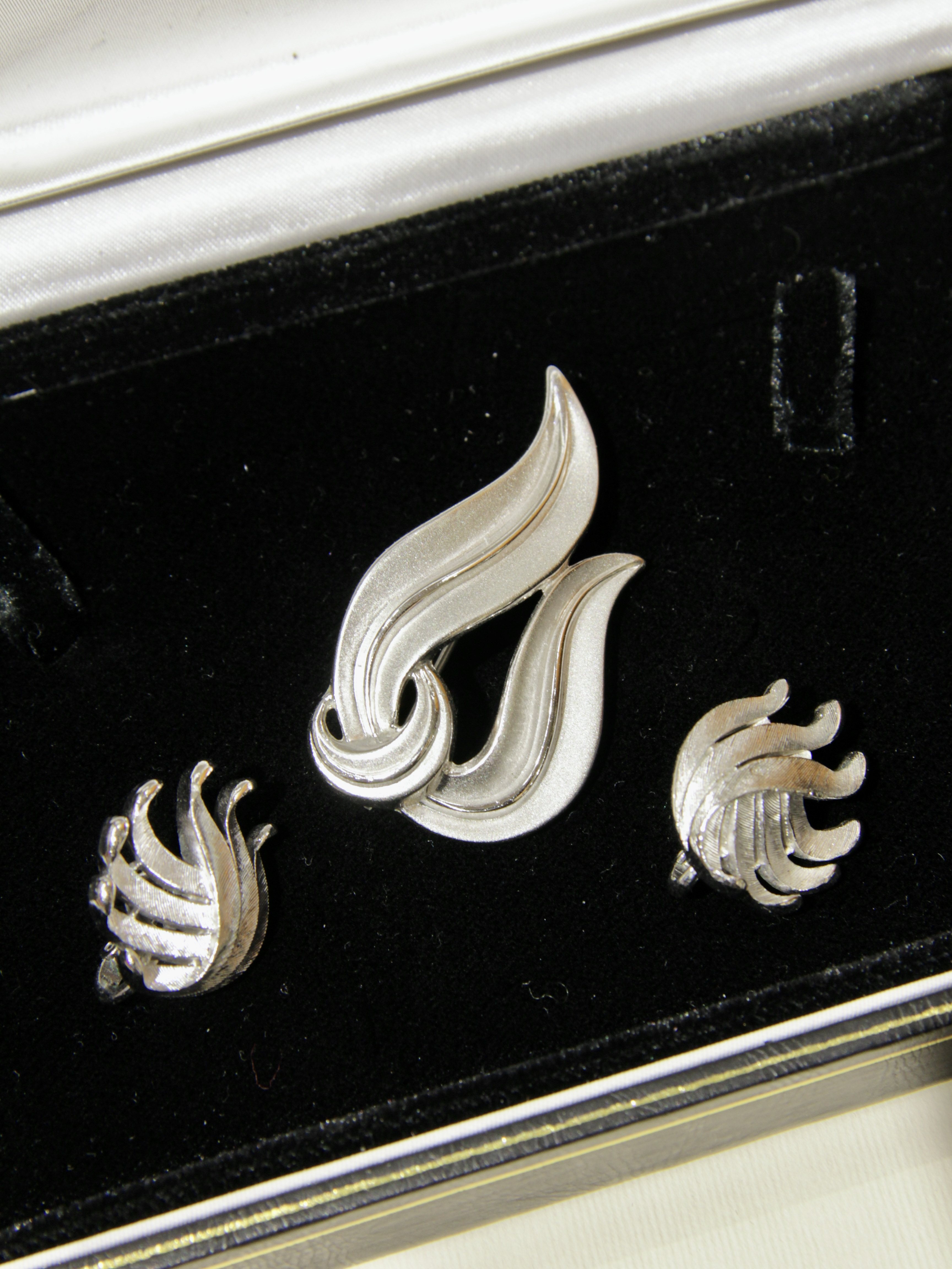 中古不退换｜Trifari银色拉丝羽翼耳夹雾线条胸针