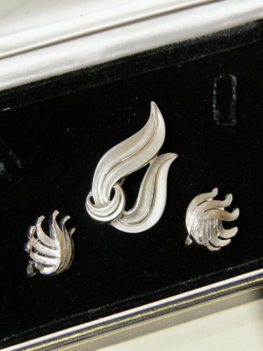 中古不退换｜Trifari银色拉丝羽翼耳夹雾线条胸针