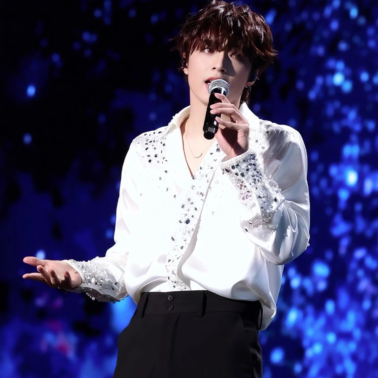 刘耀文明星同款白色衬衣男女重工烫钻V领高端时尚宽松百搭衬衫潮