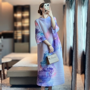 优雅时尚印花褶皱中长款连衣裙女喇叭袖手绘烫金压褶三宅度假裙紫