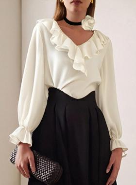 白色荷叶边V领泡泡袖衬衫（配花朵Chocker）