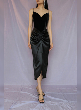 CHER品牌官方店 黑色天鹅领丝绒拼缎H摆连衣裙