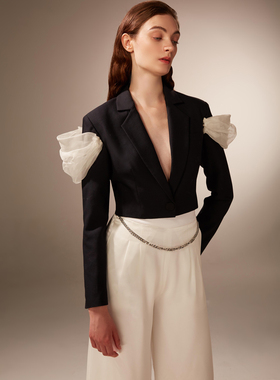 CHER明星博主同款黑色短西欧根纱拼接洋气上衣／白色裤