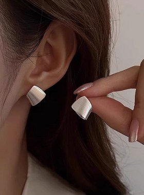 小众设计感ins冷淡风金属耳钉女2026新款爆款个性耳环网红耳饰品