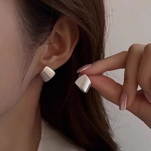 小众设计感ins冷淡风金属耳钉女2026新款爆款个性耳环网红耳饰品