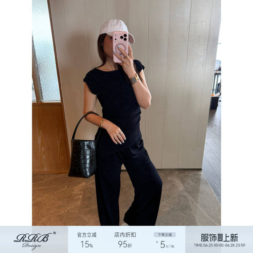 黑色无袖上衣直筒休闲裤两件套