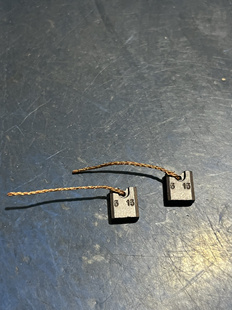 贝尔克透析机碳刷 血透机碳刷 电机碳刷 进口碳刷 4*8*9 实物拍摄