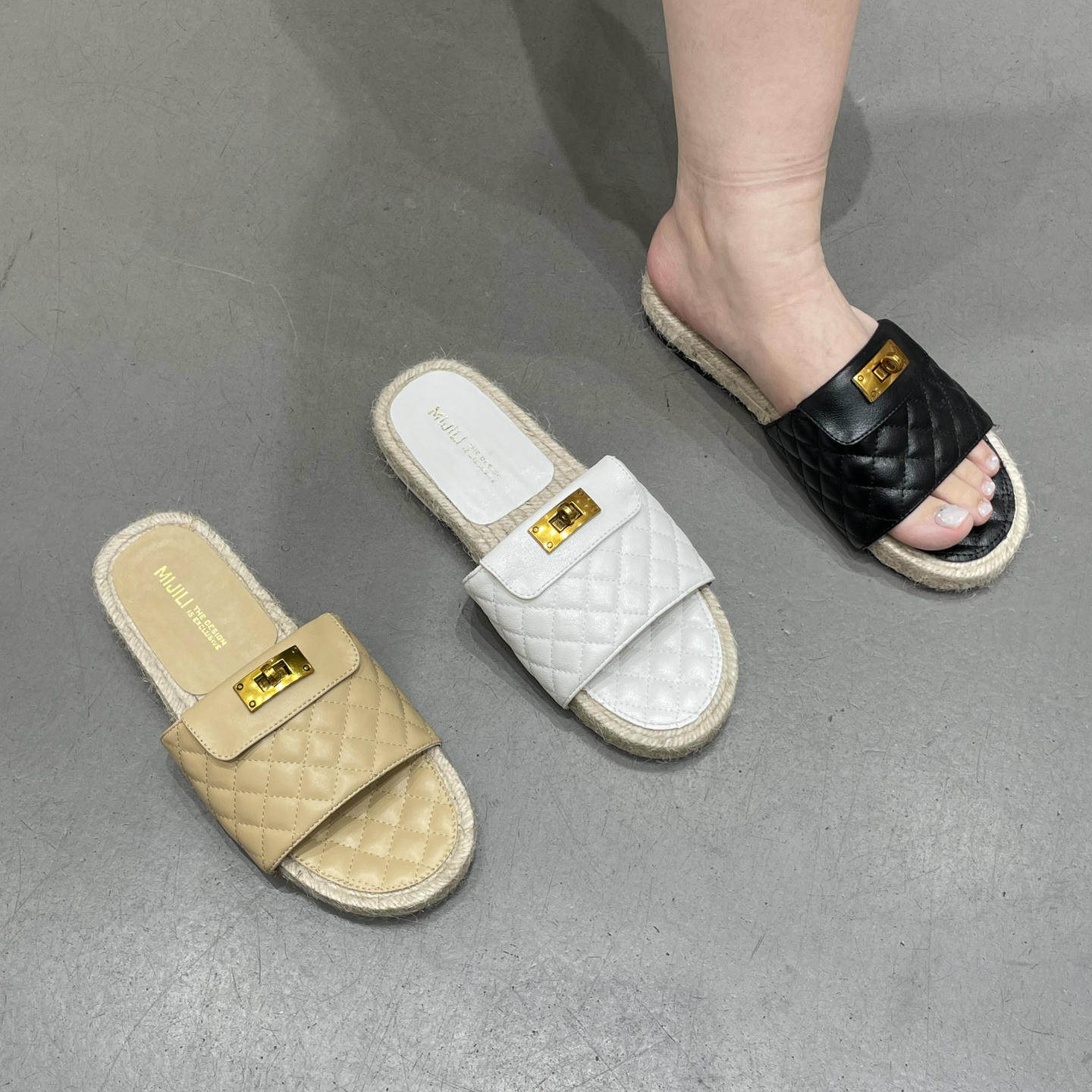 十三行女鞋实拍小香风锁扣平底一字拖2026夏软皮菱格纹外穿凉拖鞋