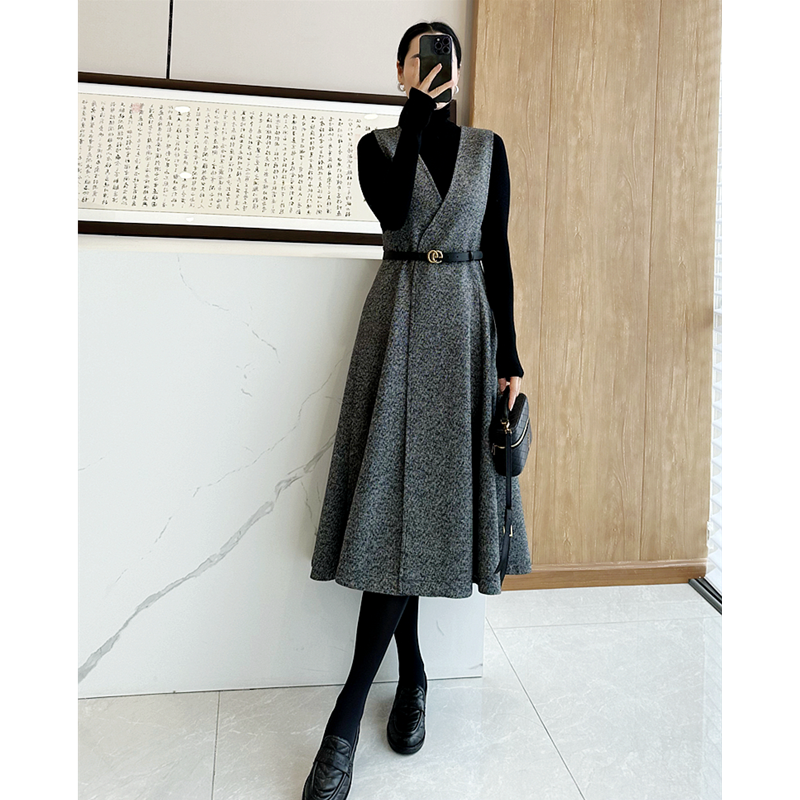 C3834  顶及质感 沉甸甸分量 大伞摆V领背心连衣裙