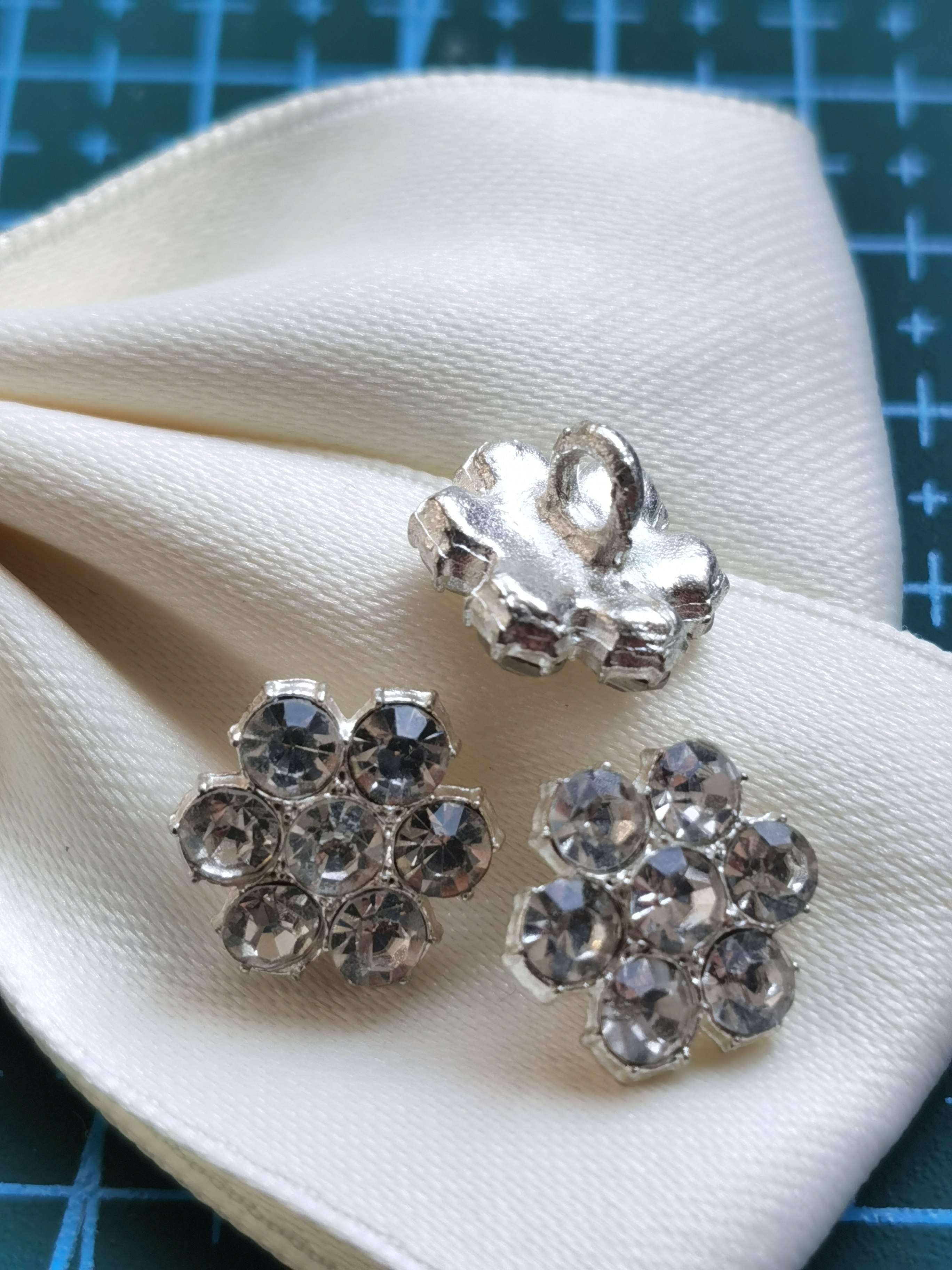 水钻花朵造型纽扣，合金底盘，凸出扣眼，适合珍珠开衫，针织衫等